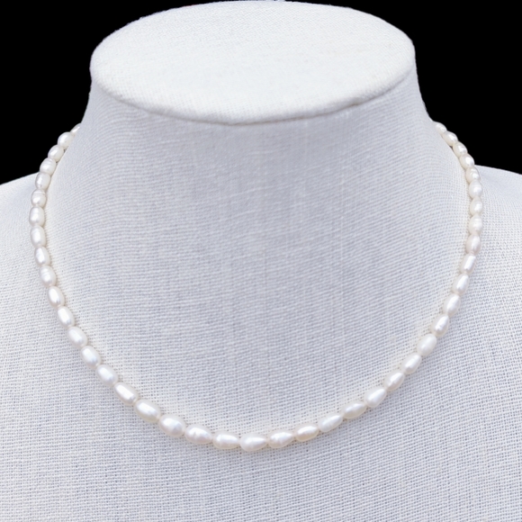 Antique Jewelry - Short antique pearl necklace